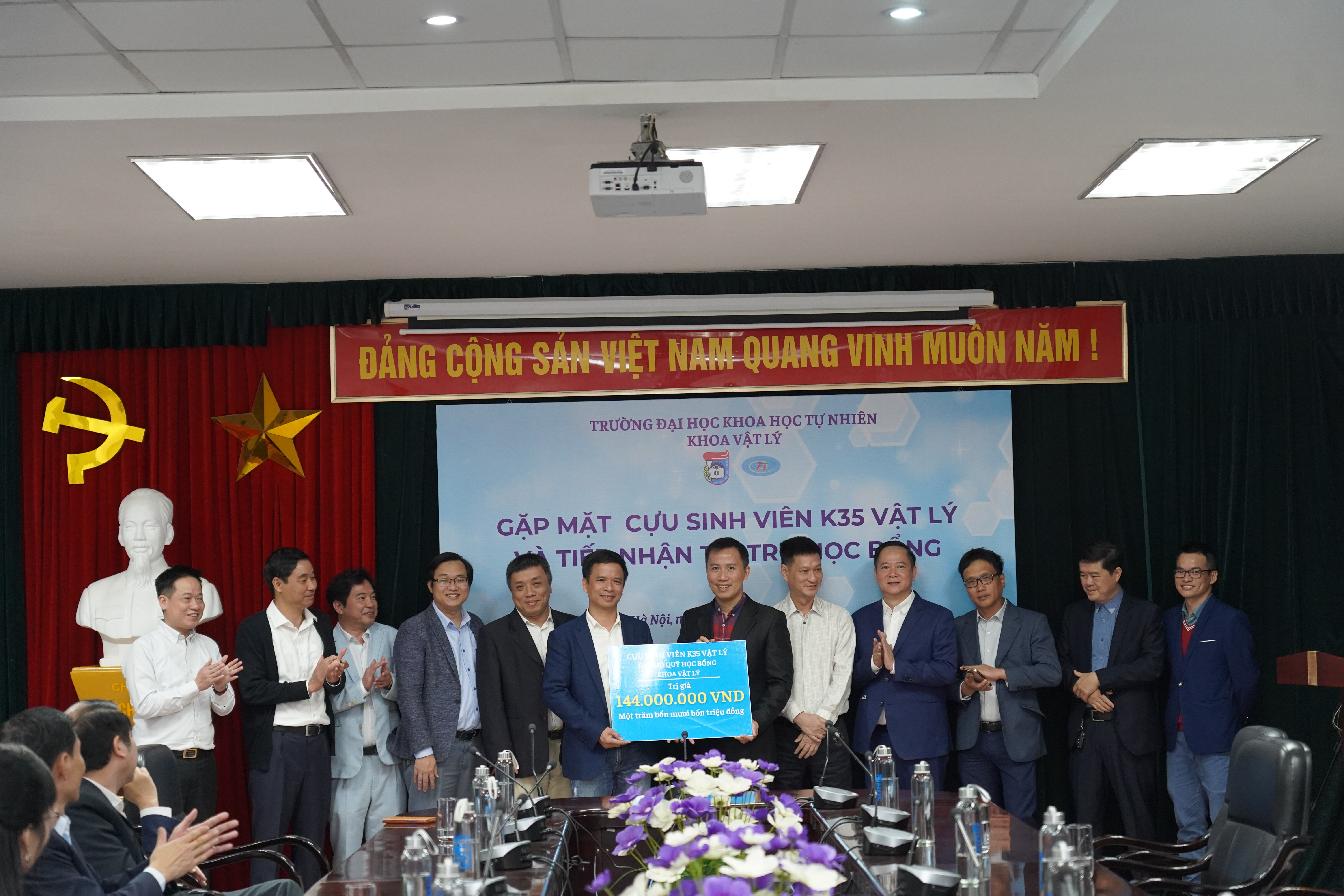 Khoa Vật lý tổ chức gặp mặt cựu sinh viên K35 và tiếp nhận tài trợ học bổng