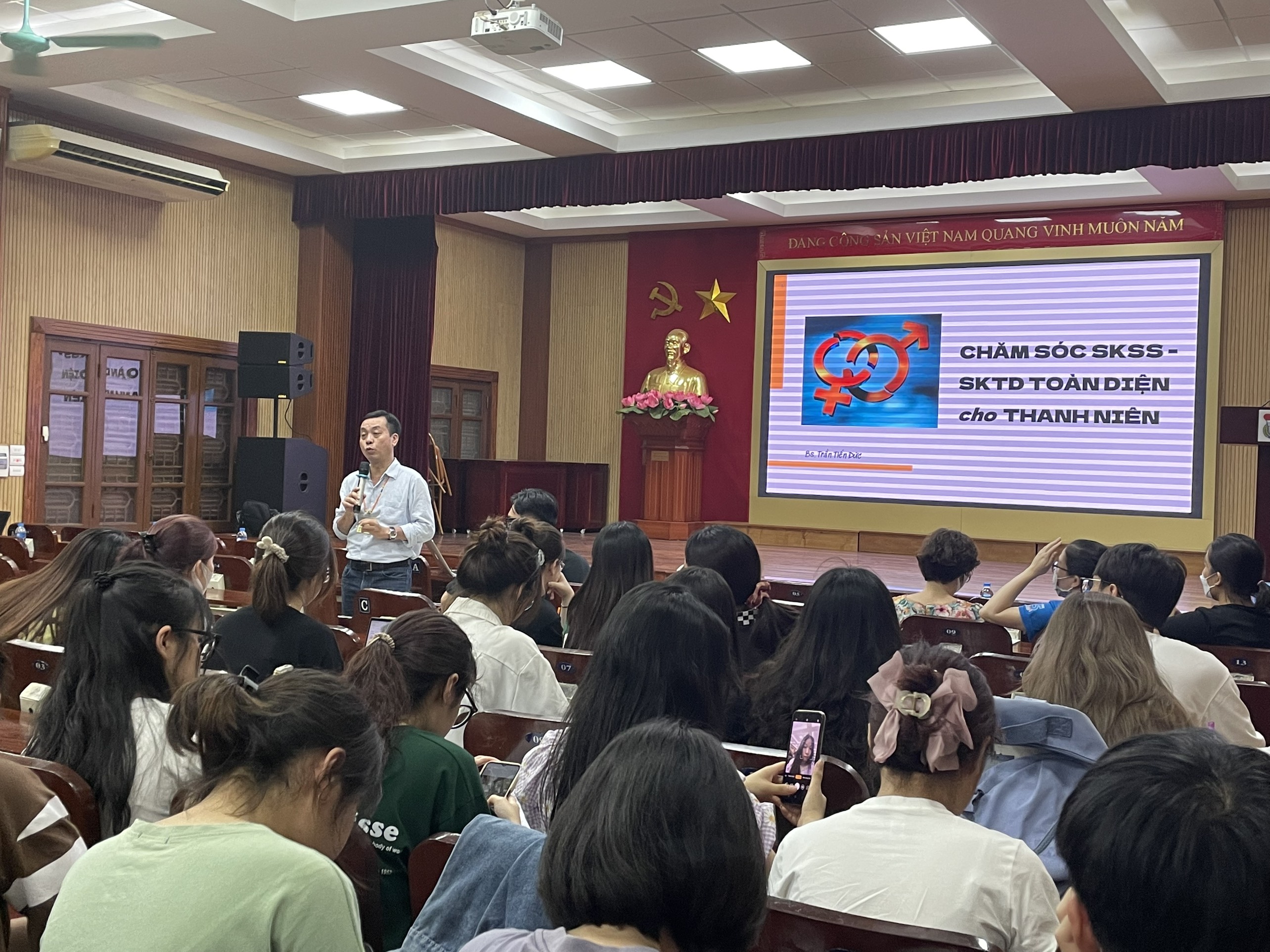 Sinh viên Trường ĐHKHTN được chuyên gia giúp “lấp khoảng trống” về chăm sóc sức khoẻ sinh sản, sức khoẻ tình dục