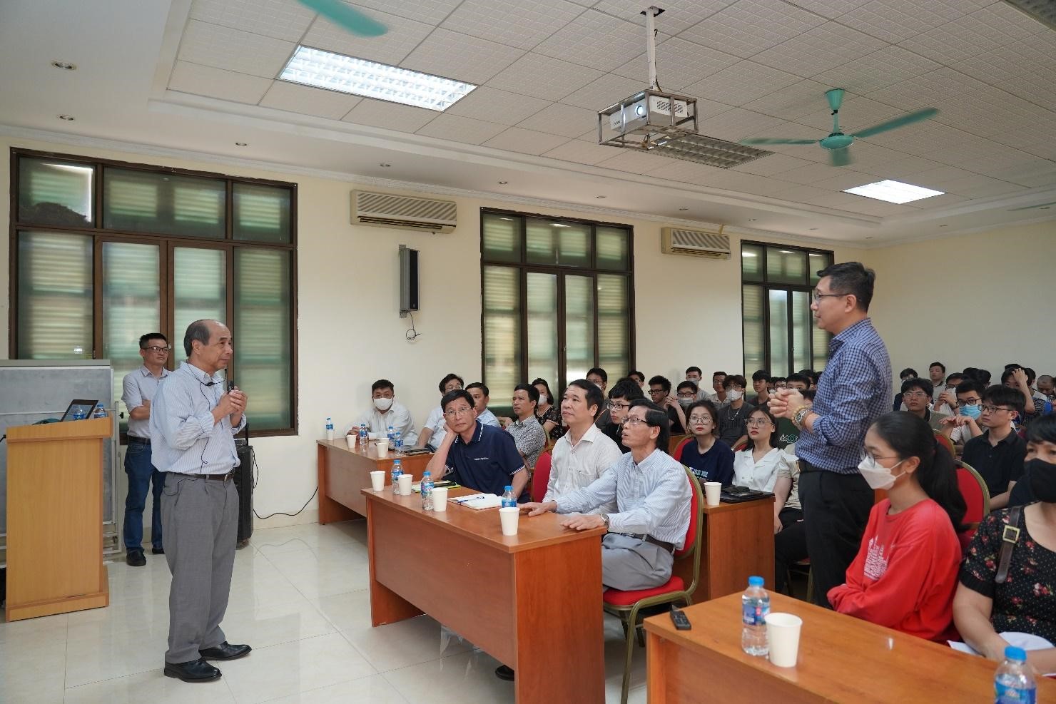 Cán bộ và sinh viên Trường ĐHKHTN hứng thú tìm hiểu về ứng dụng của trí tuệ nhân tạo