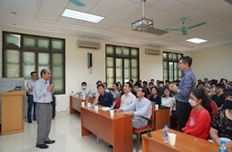 Cán bộ và sinh viên Trường ĐHKHTN hứng thú tìm hiểu về ứng dụng của trí tuệ nhân tạo