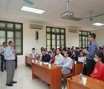 Cán bộ và sinh viên Trường ĐHKHTN hứng thú tìm hiểu về ứng dụng của trí tuệ nhân tạo