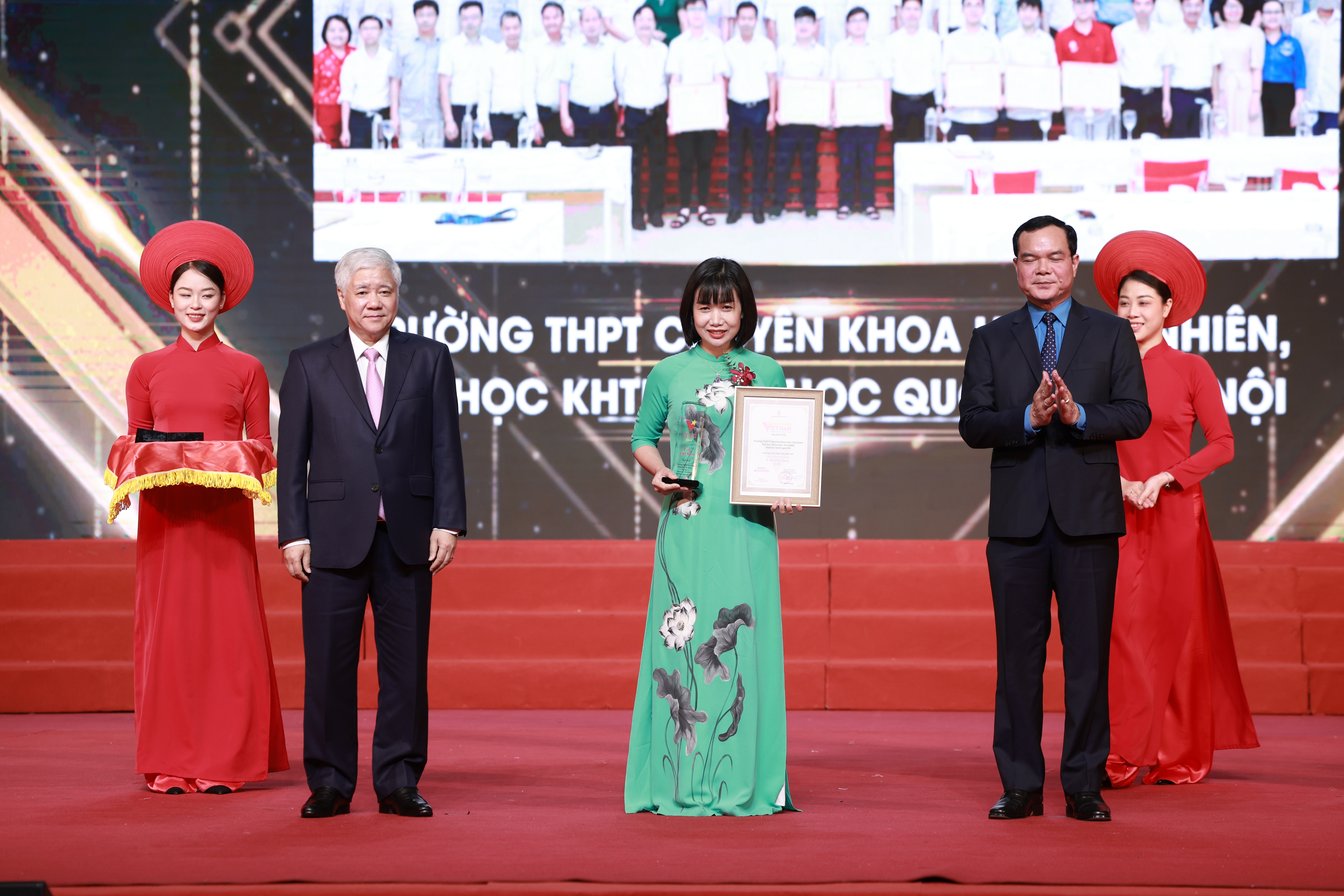 Trường THPT Chuyên KHTN được vinh danh trong chương trình Vinh quang Việt Nam 2023