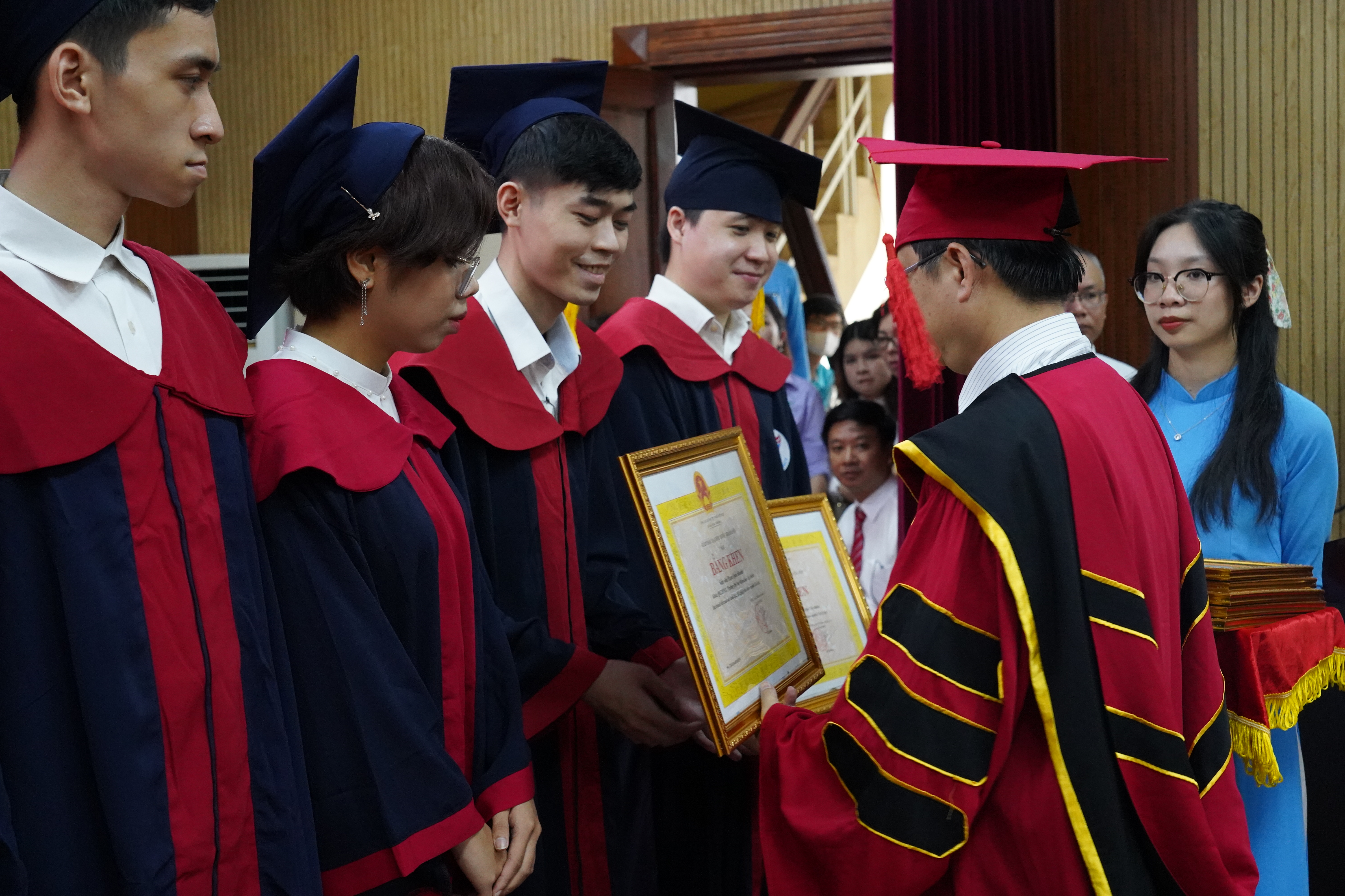 Tràn ngập niềm vui trong Lễ Bế giảng và trao bằng cử nhân khoa học năm 2023