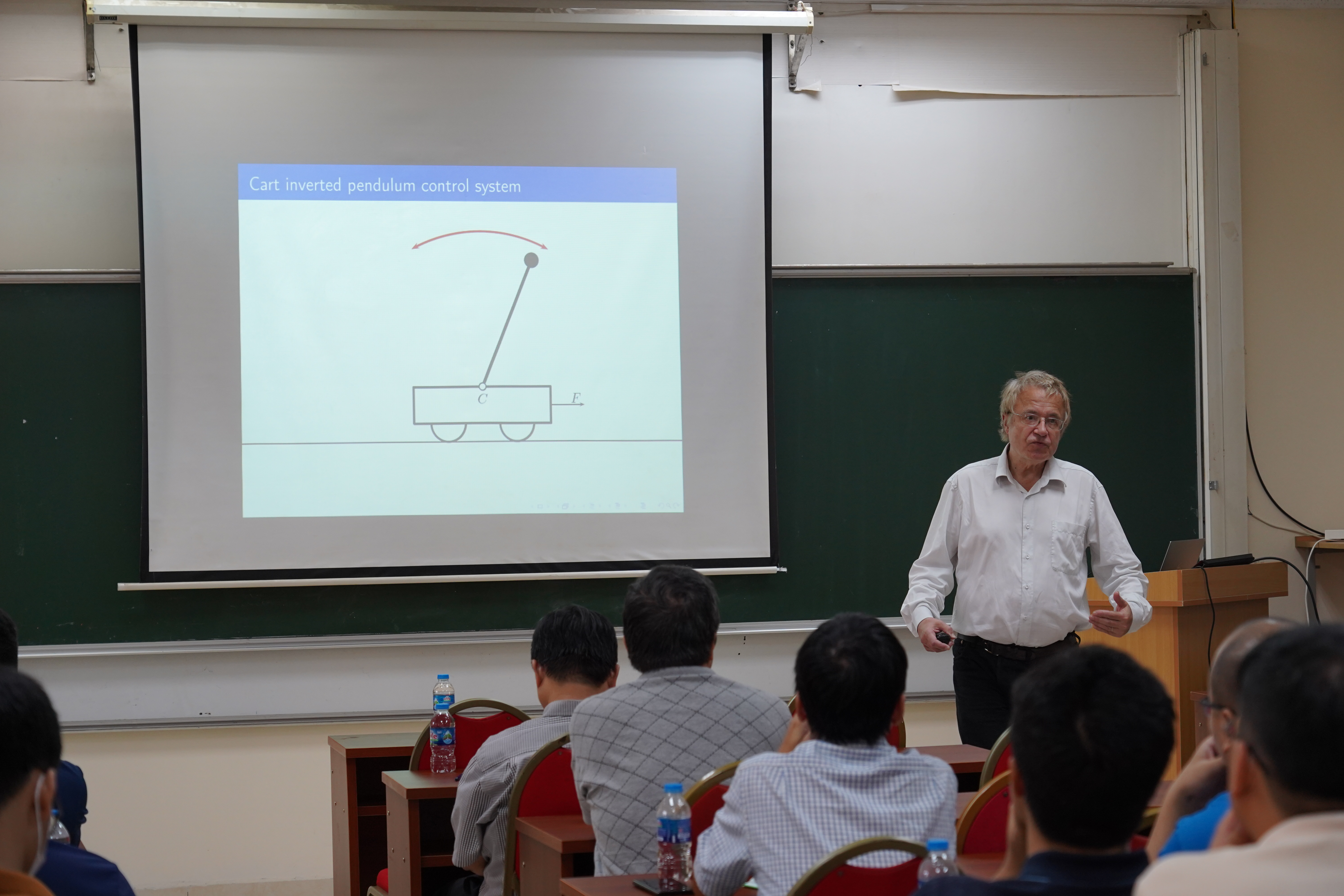 Các giáo sư Pháp giảng bài chuyên sâu về Toán học ứng dụng tại Trường Đại học Khoa học Tự nhiên