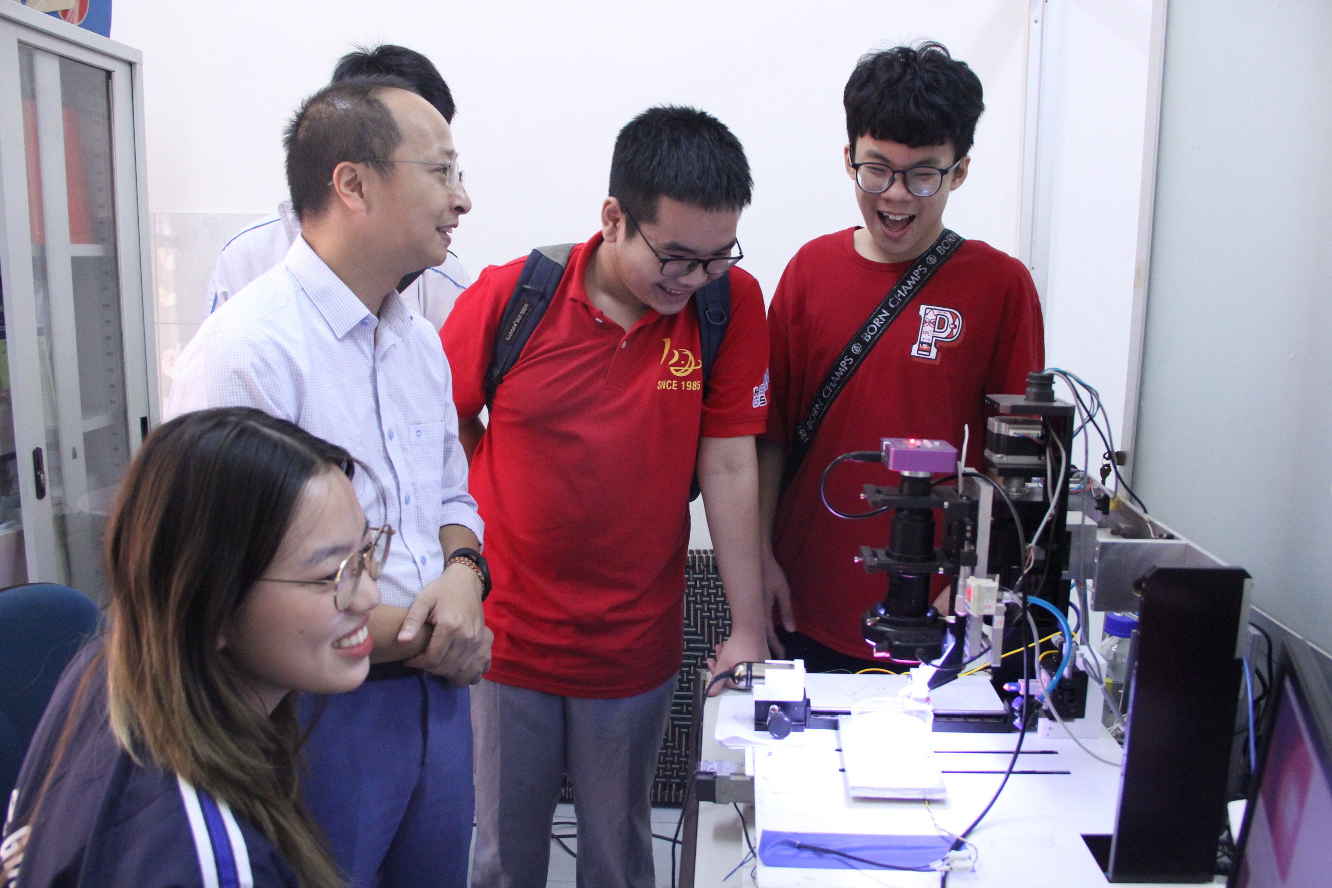 Học sinh Trường THPT chuyên KHTN thích thú tham gia Lab tour Khoa Vật lý 