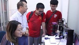 Học sinh Trường THPT chuyên KHTN thích thú tham gia Lab tour Khoa Vật lý 