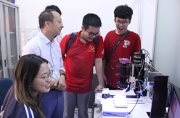 Học sinh Trường THPT chuyên KHTN thích thú tham gia Lab tour Khoa Vật lý 