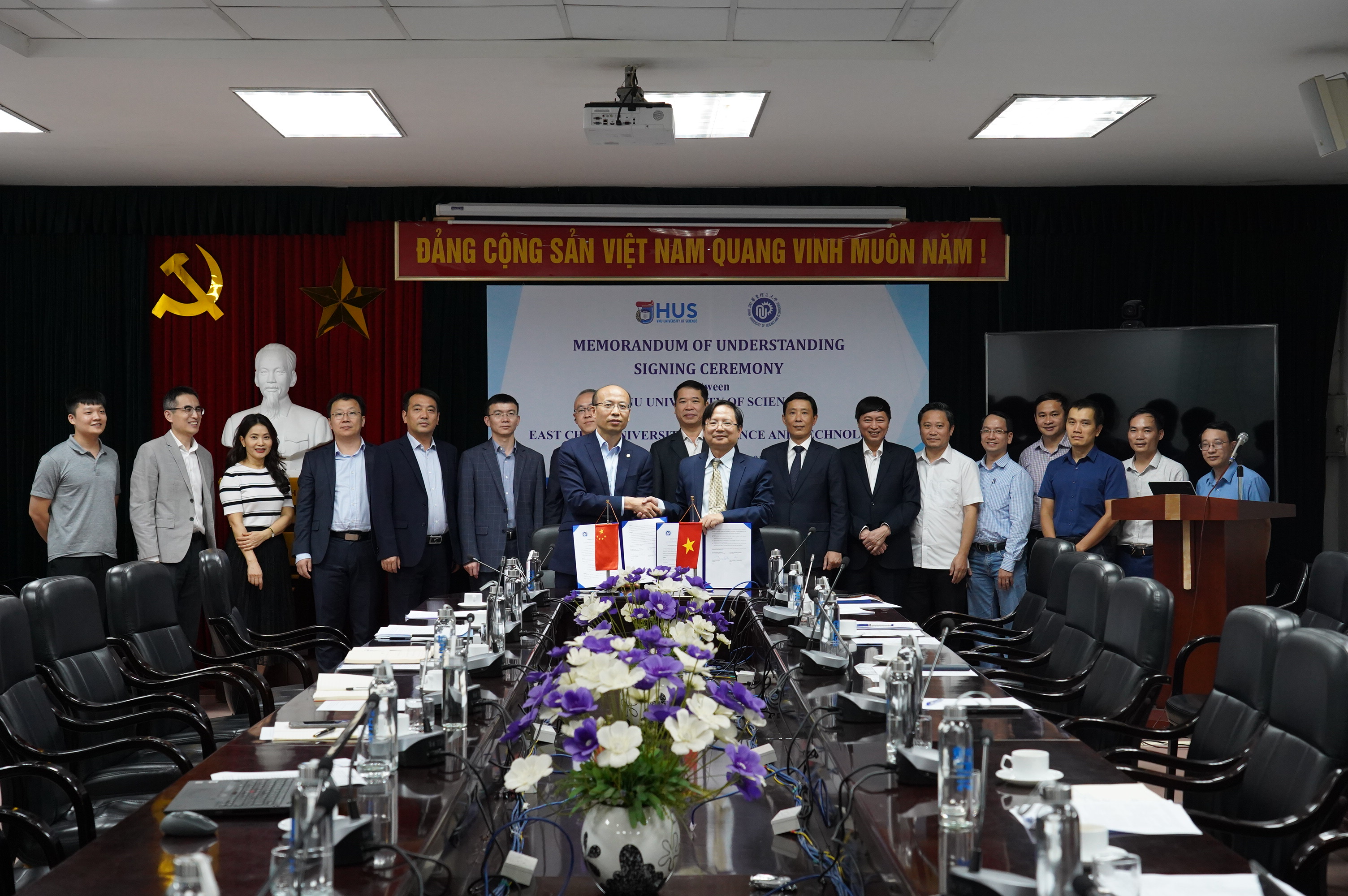 Trường Đại học Khoa học Tự nhiên và Đại học Khoa học và Công nghệ Hoa Đông ký kết biên bản ghi nhớ hợp tác - đánh dấu cho sự khởi đầu hợp tác thành công