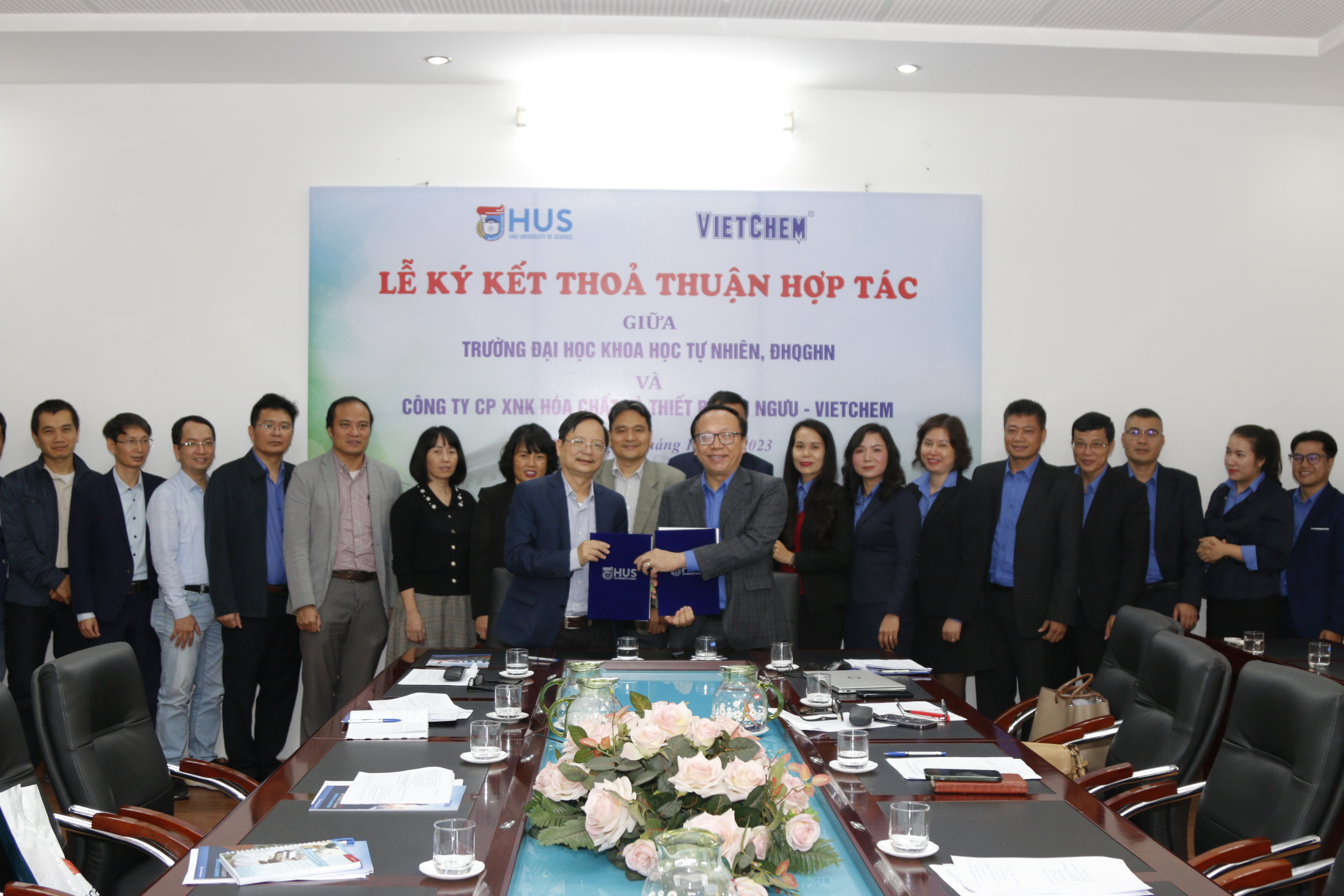 Lễ ký kết thỏa thuận hợp tác giữa Trường Đại học Khoa học Tự nhiên, ĐHQGHN với Công ty CP XNK hóa chất và thiết bị Kim Ngưu - VIETCHEM