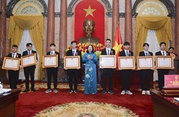 Học sinh Trường THPT Chuyên KHTN nhận Huân chương Lao động hạng Nhất, Nhì, Ba và Bằng khen của Thủ tướng Chính phủ