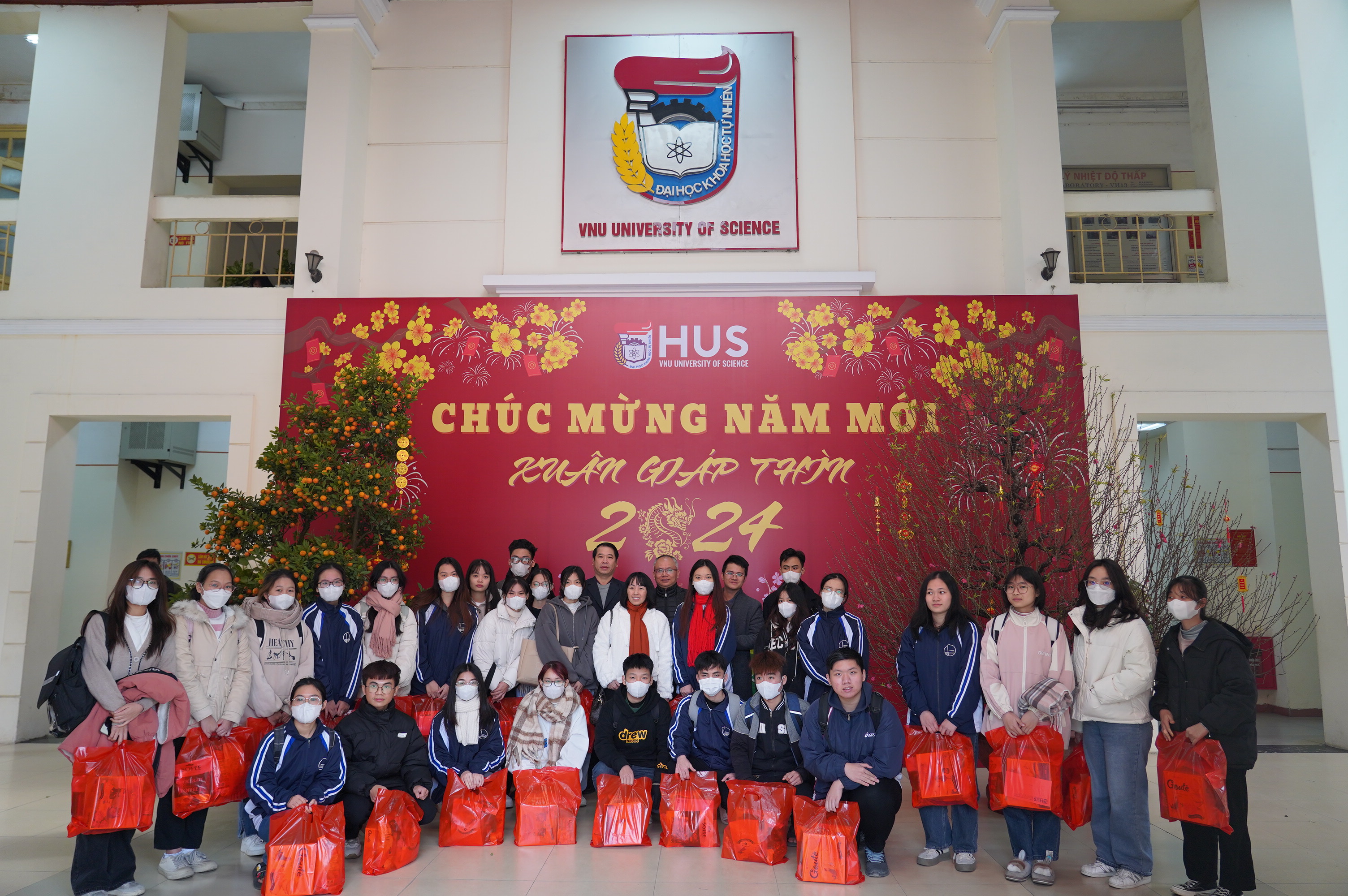 Trường ĐHKHTN cùng học sinh, sinh viên đón Tết 2024