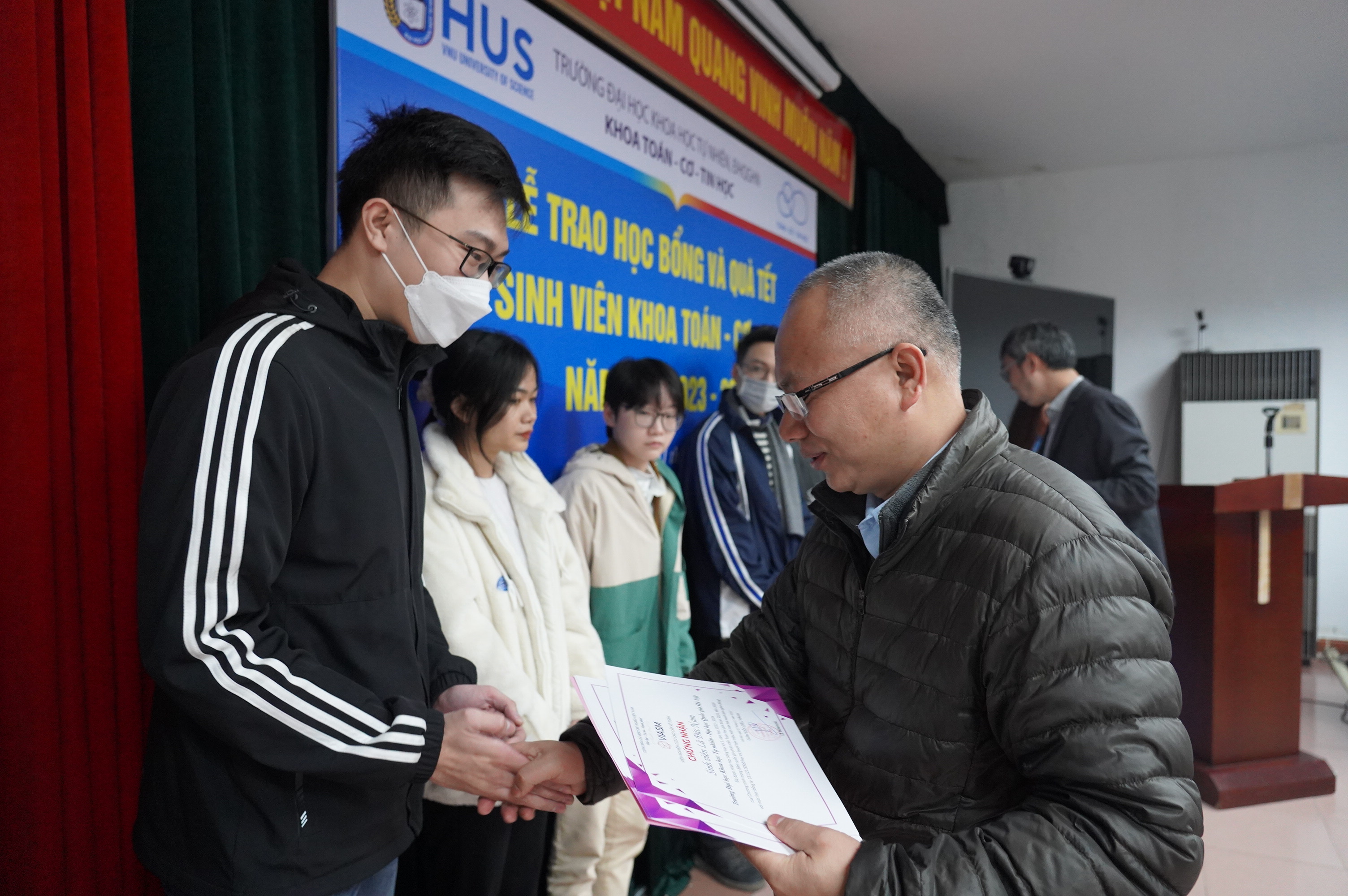 Sinh viên và học viên cao học Khoa Toán – Cơ – Tin học nhận học bổng và quà Tết trị giá hơn một tỉ đồng 