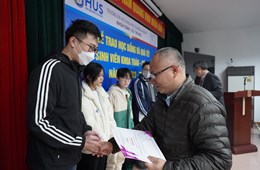 Sinh viên và học viên cao học Khoa Toán – Cơ – Tin học nhận học bổng và quà Tết trị giá hơn một tỉ đồng 