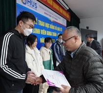 Sinh viên và học viên cao học Khoa Toán – Cơ – Tin học nhận học bổng và quà Tết trị giá hơn một tỉ đồng 