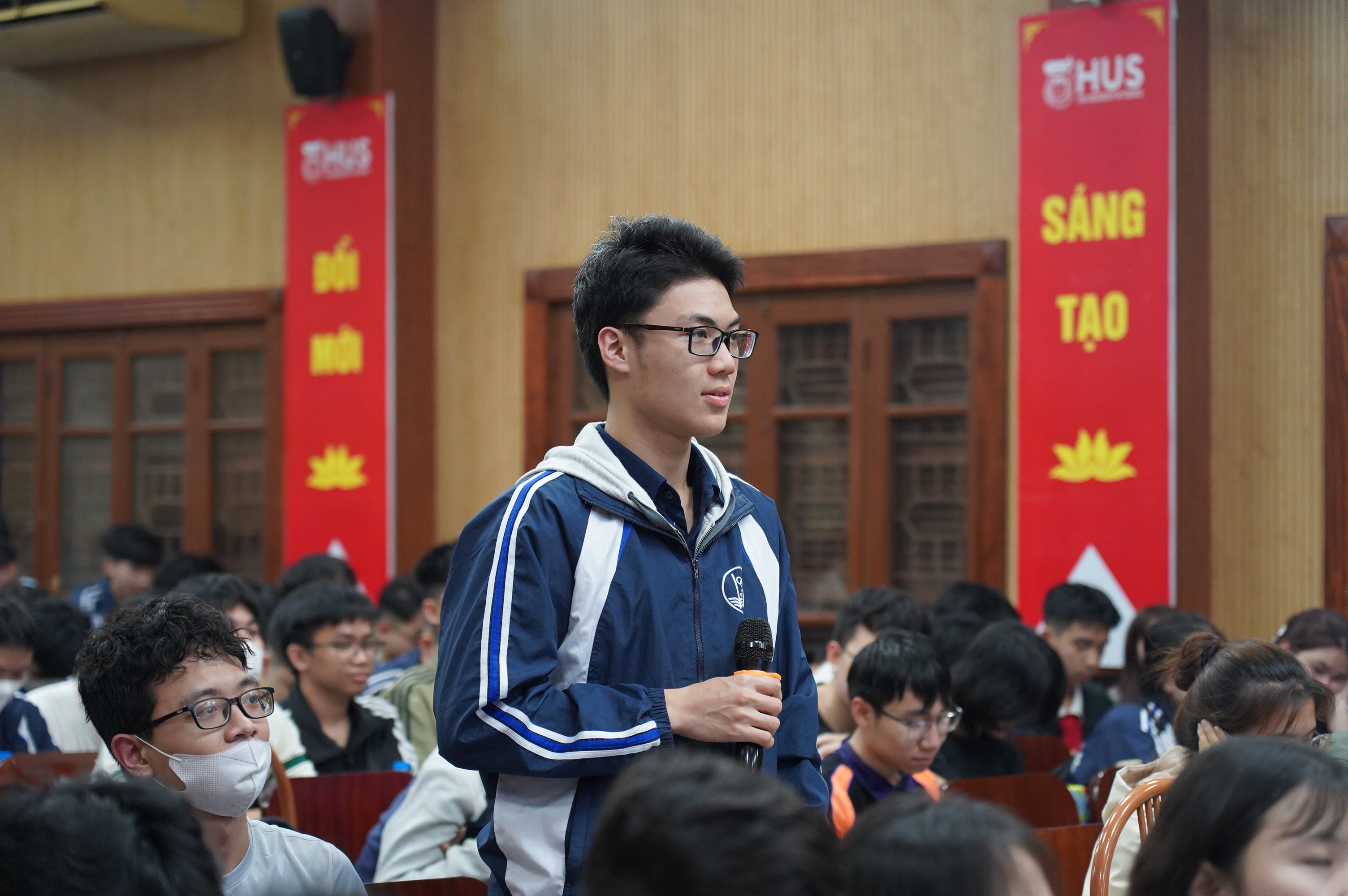 Sinh viên Trường ĐHKHTN được chuyên gia tâm lý trang bị kỹ năng giao tiếp 