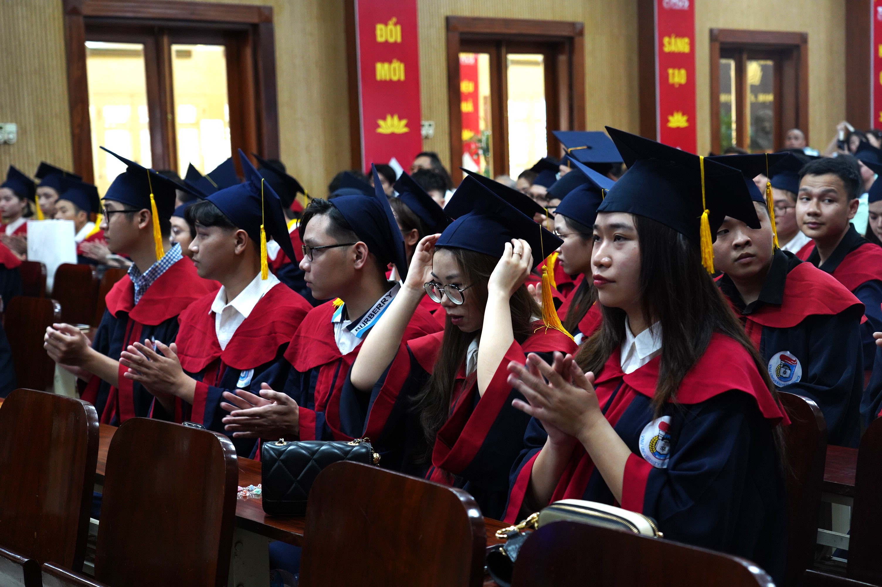 Trường ĐHKHTN trao bằng cử nhân cho sinh viên tốt nghiệp đợt tháng 3/2024