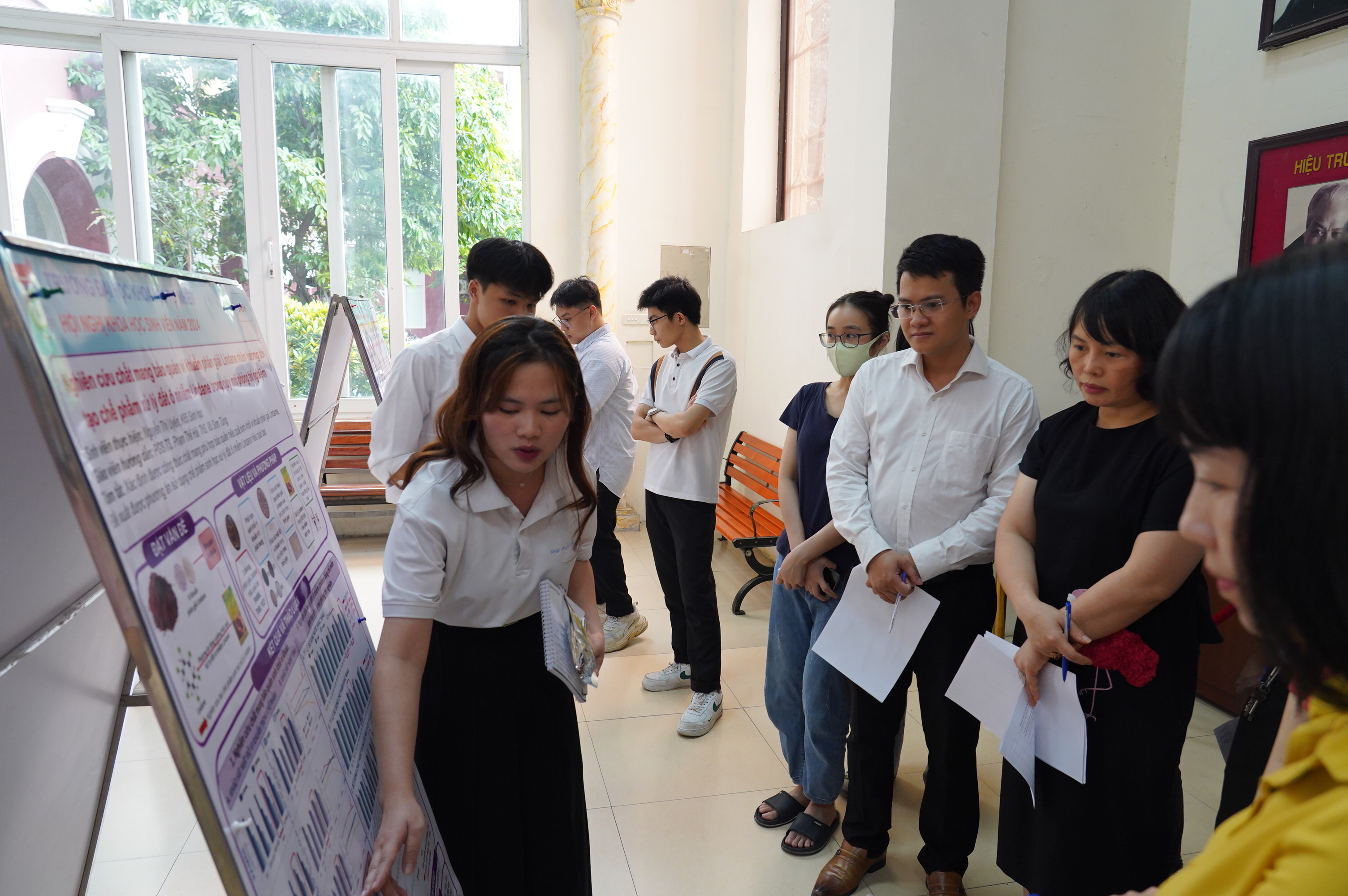 Sinh viên Trường ĐHKHTN tự tin trình bày báo cáo khoa học