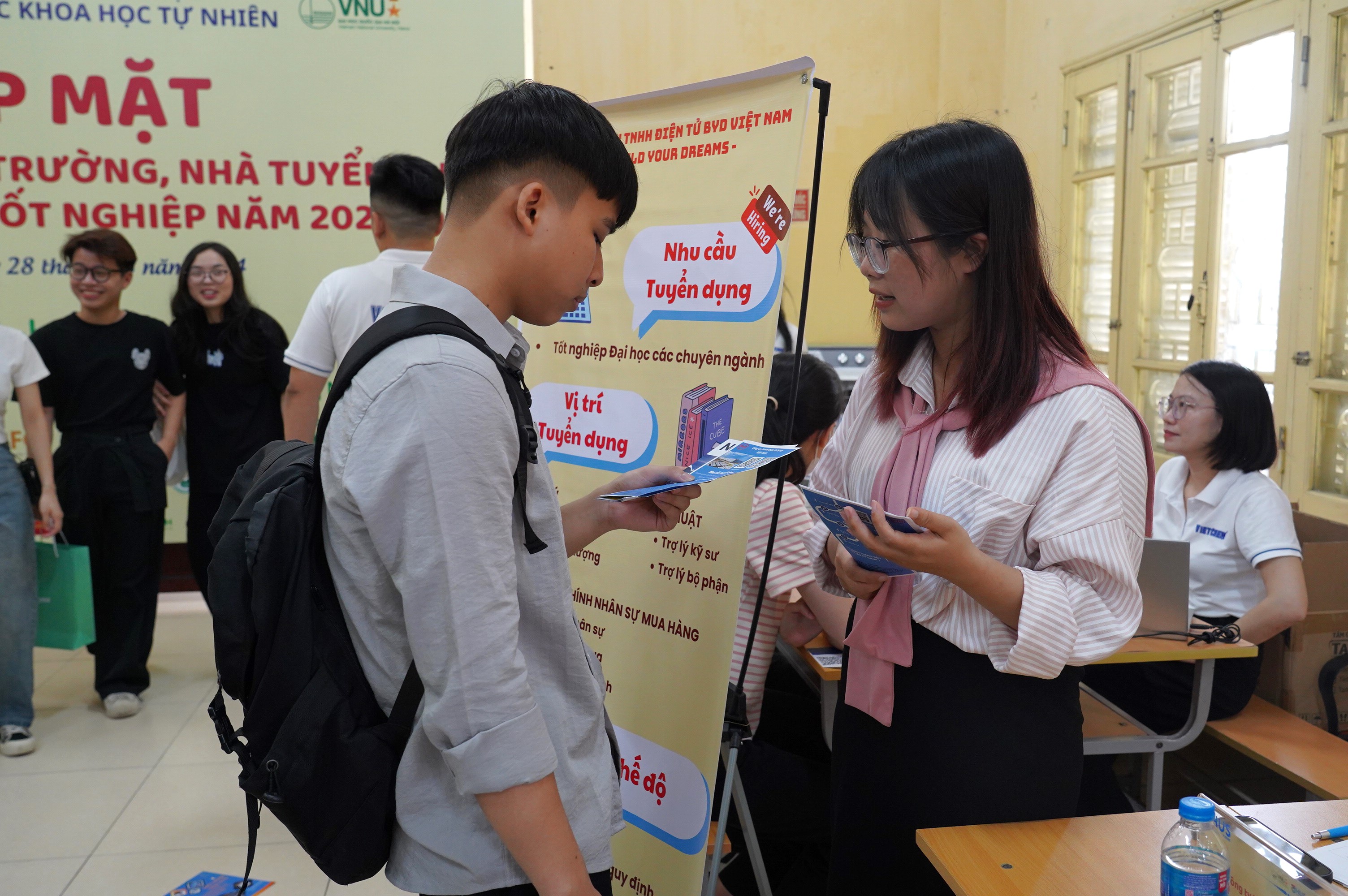 Sinh viên Trường Đại học Khoa học Tự nhiên tiếp cận cơ hội học tập và việc làm trước ngày nhận bằng tốt nghiệp