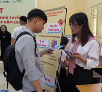 Sinh viên Trường Đại học Khoa học Tự nhiên tiếp cận cơ hội học tập và việc làm trước ngày nhận bằng tốt nghiệp
