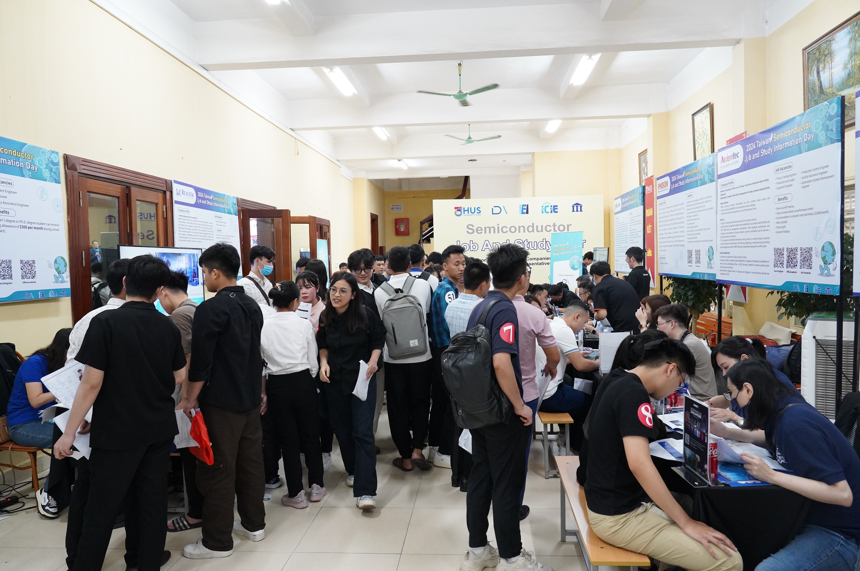 Đông đảo sinh viên, học viên sau đại học tham gia “Hội chợ việc làm và học tập trong lĩnh vực công nghệ bán dẫn Đài Loan 2024