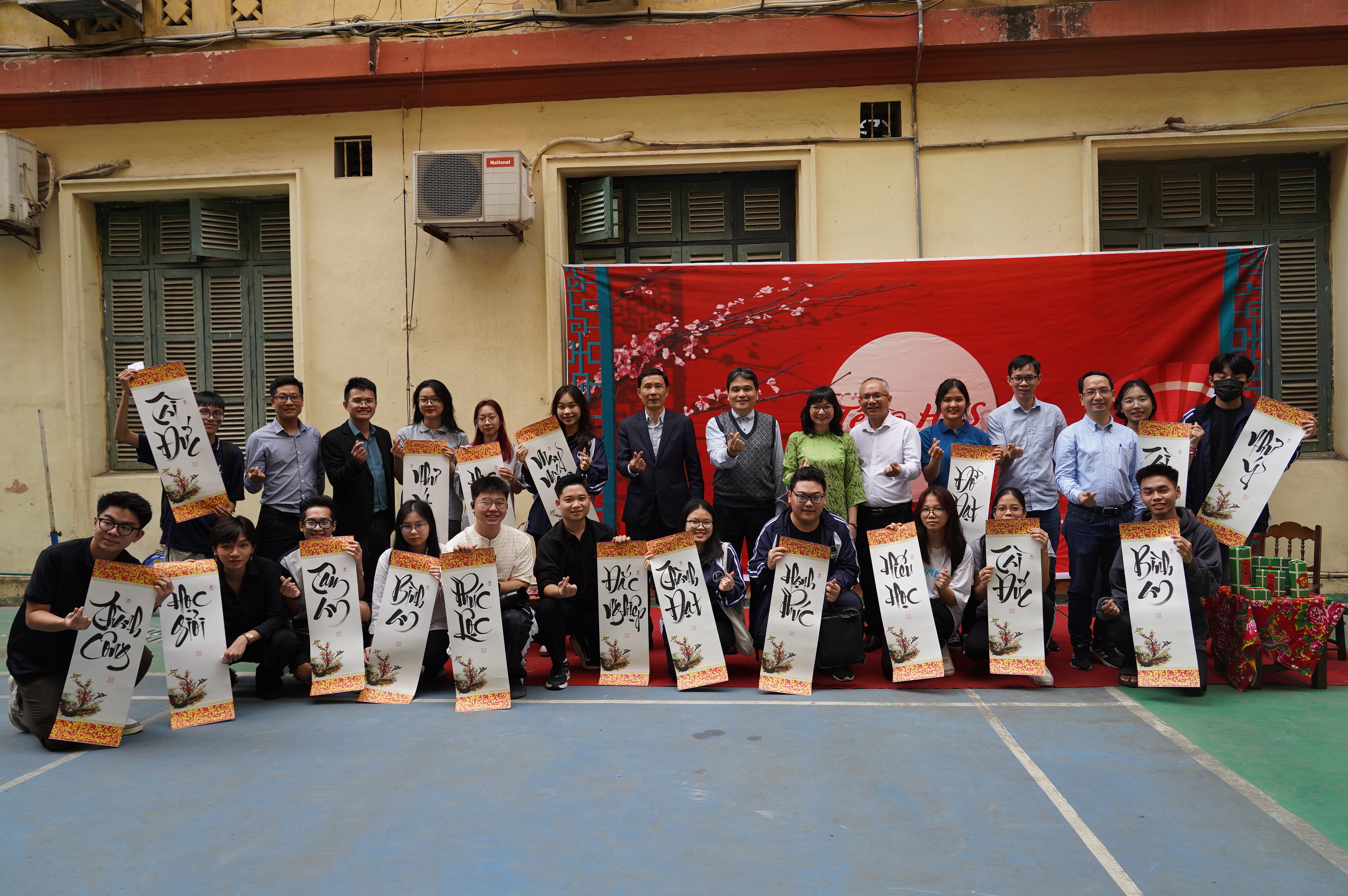 Sinh viên Tự nhiên hào hứng trong ngày đi học đầu xuân Giáp Thìn