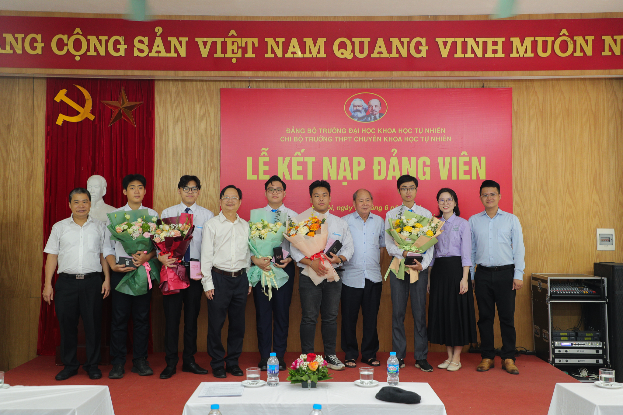 5 học sinh xuất sắc Trường THPT Chuyên Khoa học Tự nhiên được kết nạp Đảng viên