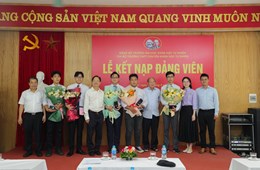 5 học sinh xuất sắc Trường THPT Chuyên Khoa học Tự nhiên được kết nạp Đảng viên