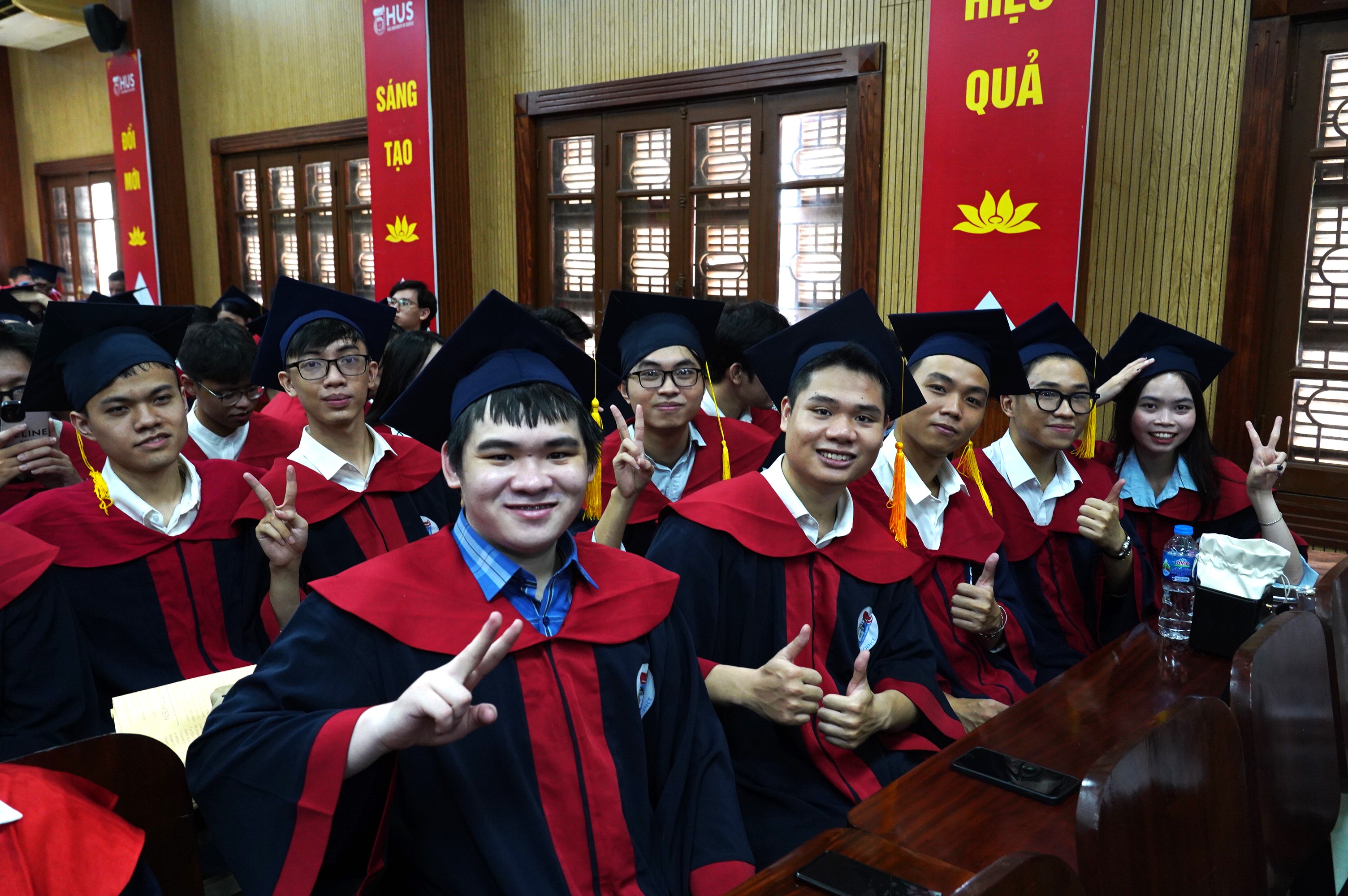 Rộn ràng Lễ trao bằng cử nhân khoa học cho sinh viên tốt nghiệp đợt tháng 6 năm 2024