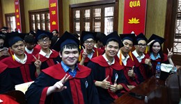 Rộn ràng Lễ trao bằng cử nhân khoa học cho sinh viên tốt nghiệp đợt tháng 6 năm 2024