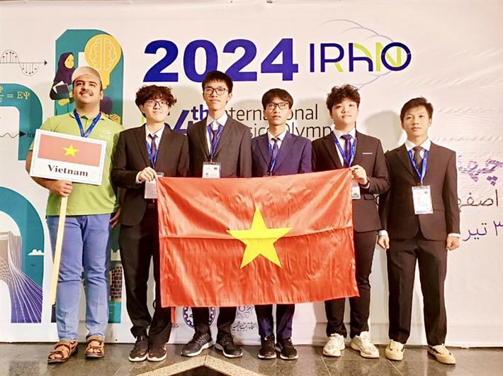 Học sinh Trường THPT Chuyên KHTN giành huy chương  Bạc tại Olympic Vật lý quốc tế 2024