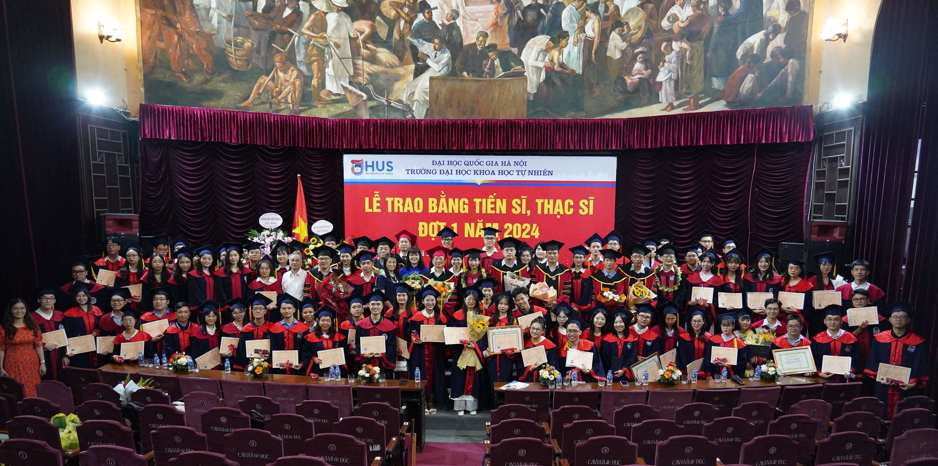 Trường Đại học Khoa học Tự nhiên tổ chức lễ trao bằng cho 158 tân tiến sĩ, thạc sĩ đợt 1 năm 2024