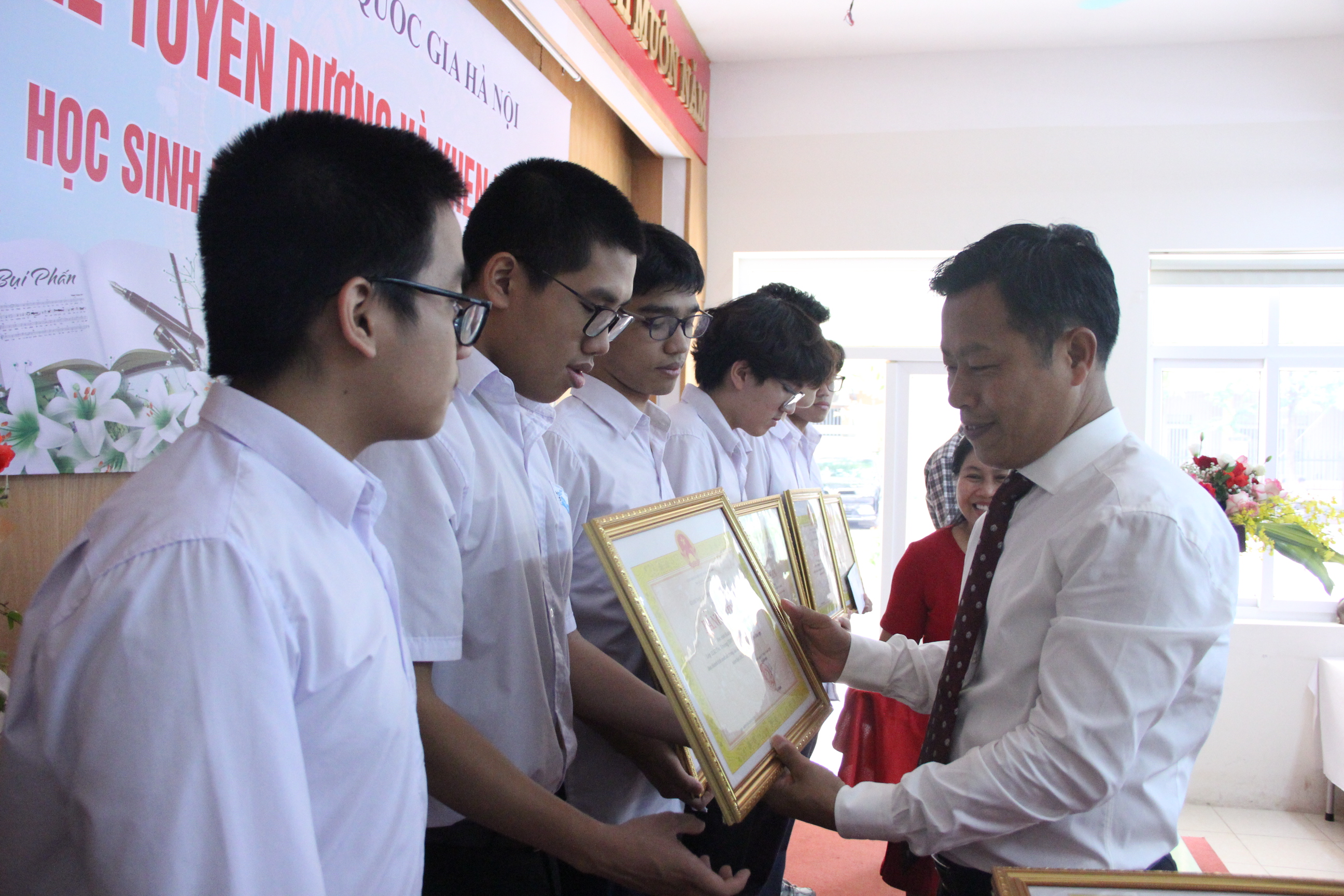 Năm 2024, học sinh Trường THPT Chuyên KHTN đạt 14 Huy chương Olympic khu vực và quốc tế