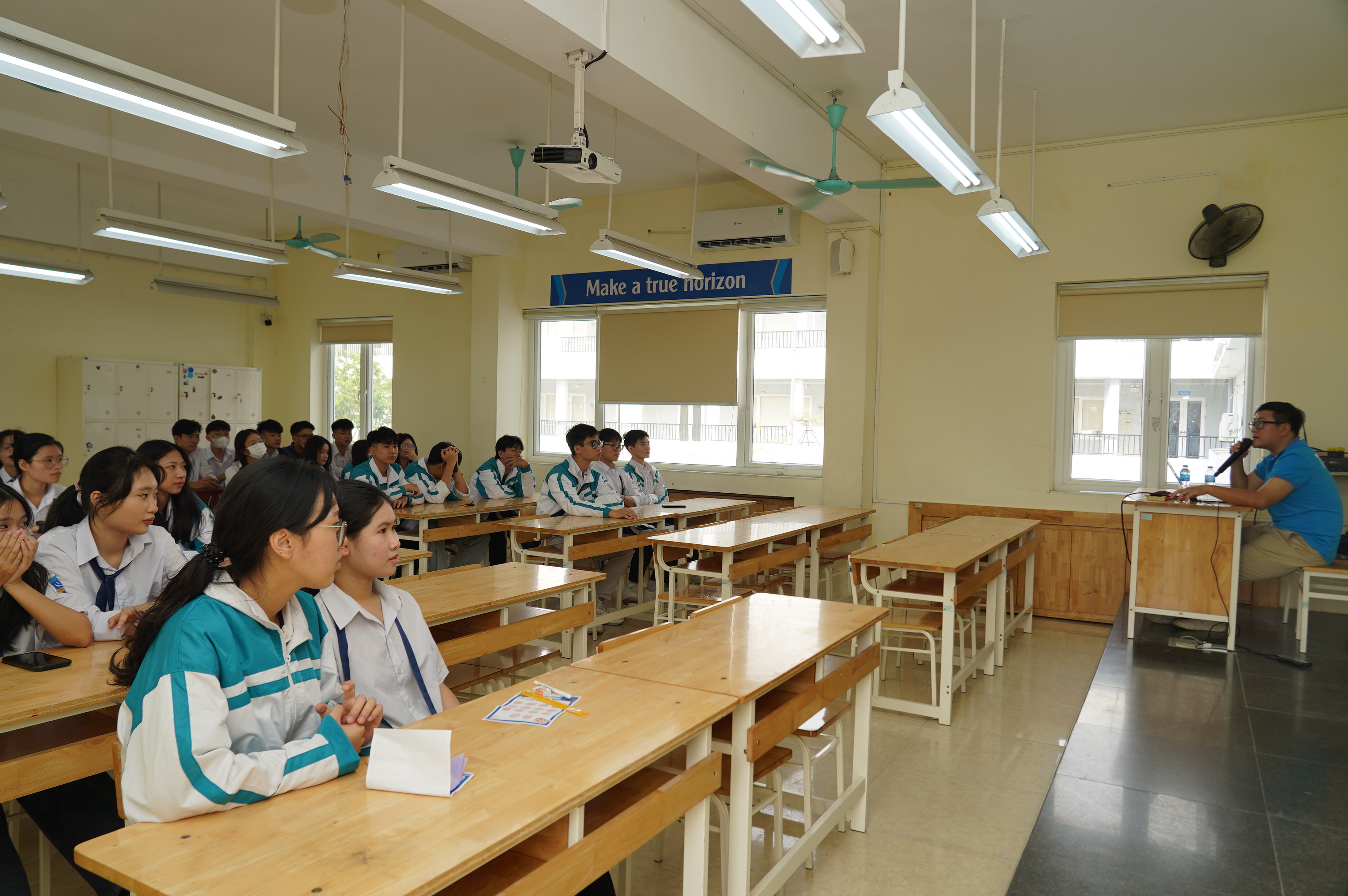 Học sinh Trường THPT Chuyên Lương Văn Tụy - Ninh Bình hào hứng tìm hiểu về hướng phát triển nghề nghiệp gắn với khối Chuyên