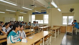 Học sinh Trường THPT Chuyên Lương Văn Tụy - Ninh Bình hào hứng tìm hiểu về hướng phát triển nghề nghiệp gắn với khối Chuyên