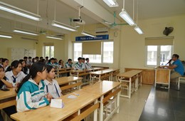 Học sinh Trường THPT Chuyên Lương Văn Tụy - Ninh Bình hào hứng tìm hiểu về hướng phát triển nghề nghiệp gắn với khối Chuyên