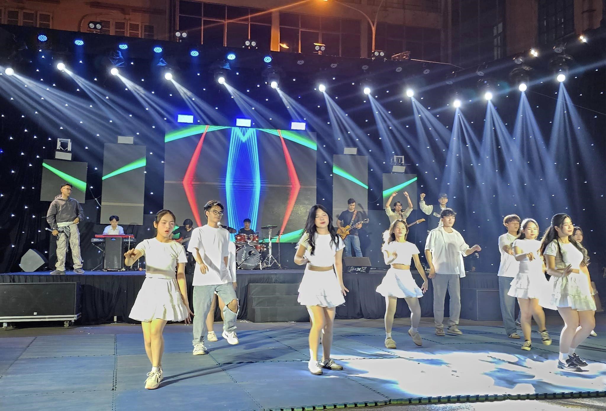 Không khí rộn ràng, sâu lắng và bùng nổ trong chuỗi chương trình Ngày hội học sinh – sinh viên và chào tân sinh viên Trường ĐHKHTN năm 2024