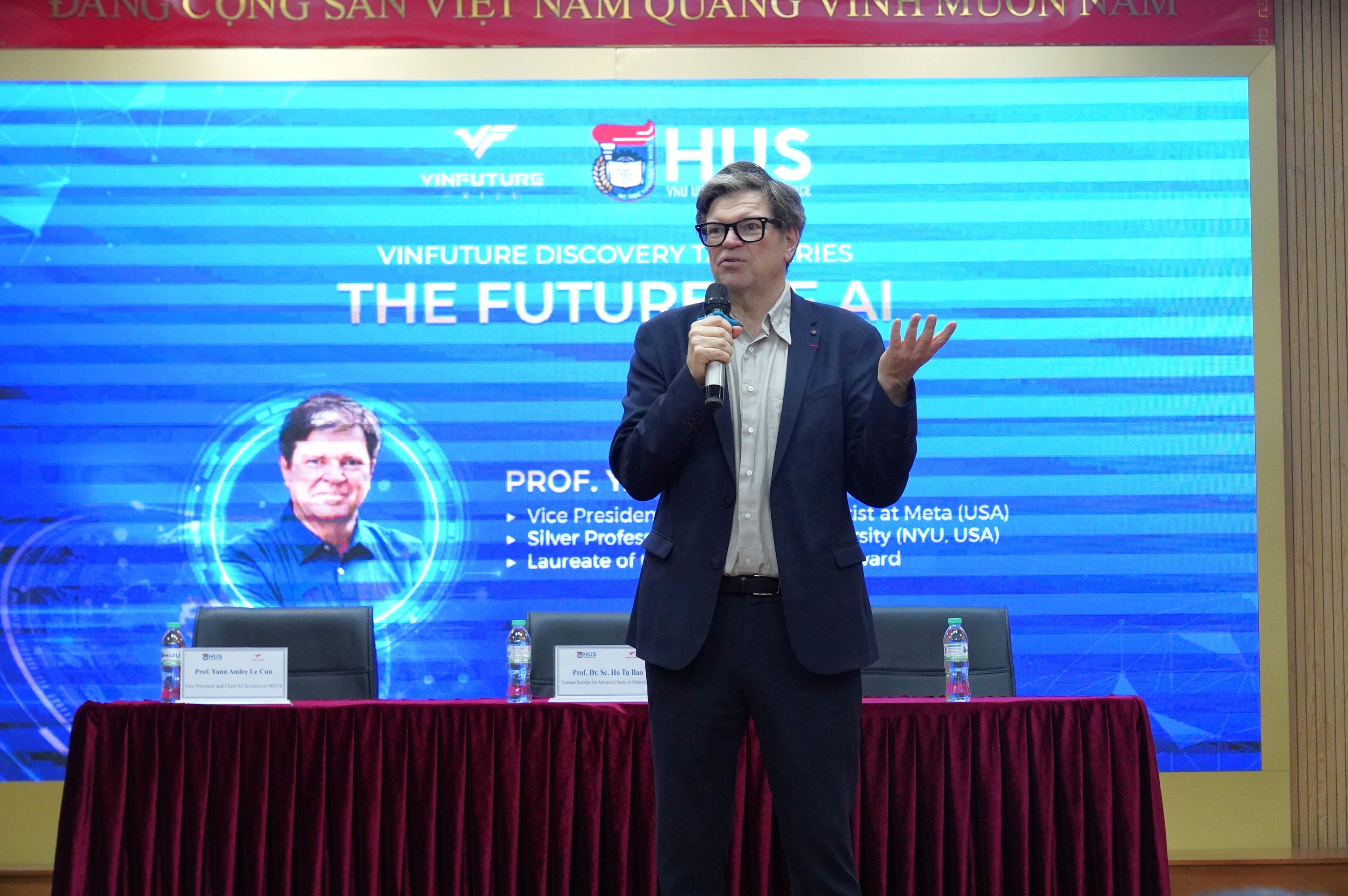 Giám đốc nghiên cứu Meta AI Research đến Trường ĐHKHTN chia sẻ quan điểm về “Tương lai của Trí tuệ nhân tạo” 