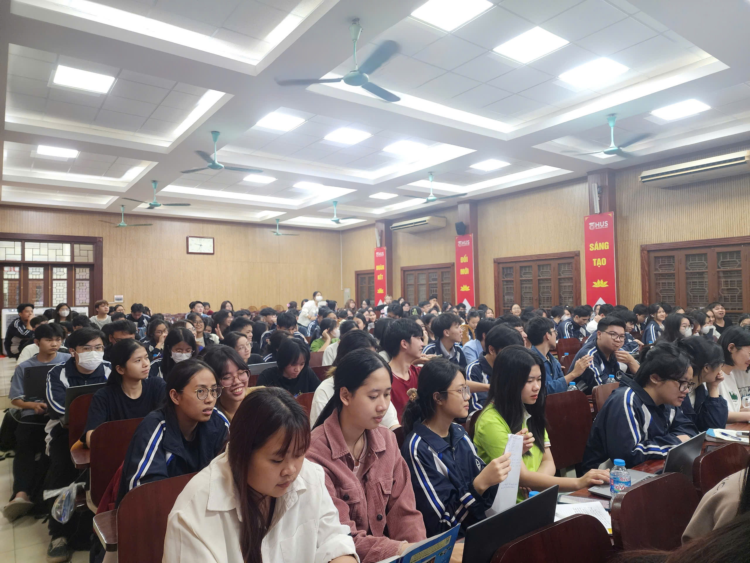 Sinh viên Trường Đại học Khoa học Tự nhiên học nâng cao kỹ năng chăm sóc sức khỏe toàn diện