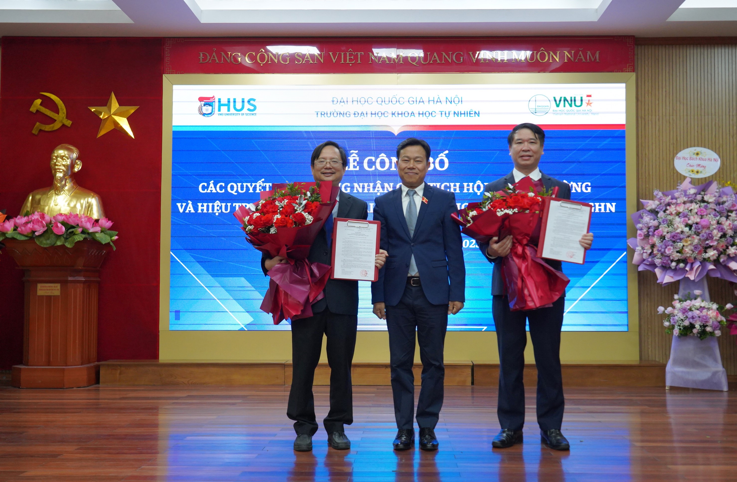 Trường Đại học Khoa học Tự nhiên tổ chức Lễ công bố các quyết định công nhận Chủ tịch Hội đồng Trường và Hiệu trưởng Trường