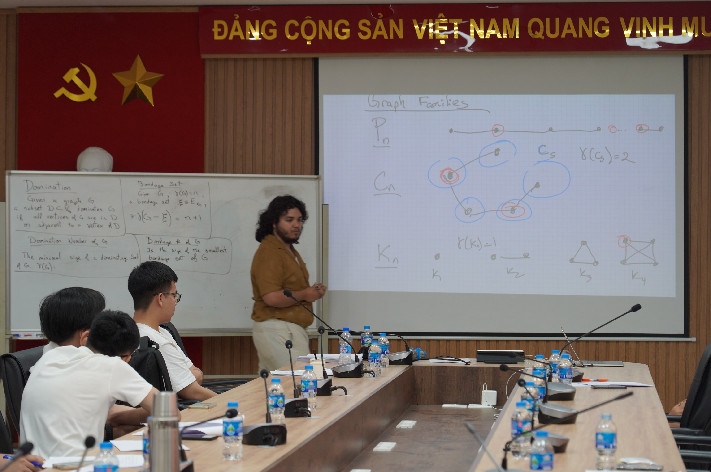 Thúc đẩy học tập và nghiên cứu toán học trong sinh viên và cán bộ trẻ qua tương tác và kết nối cộng đồng ngành toán
