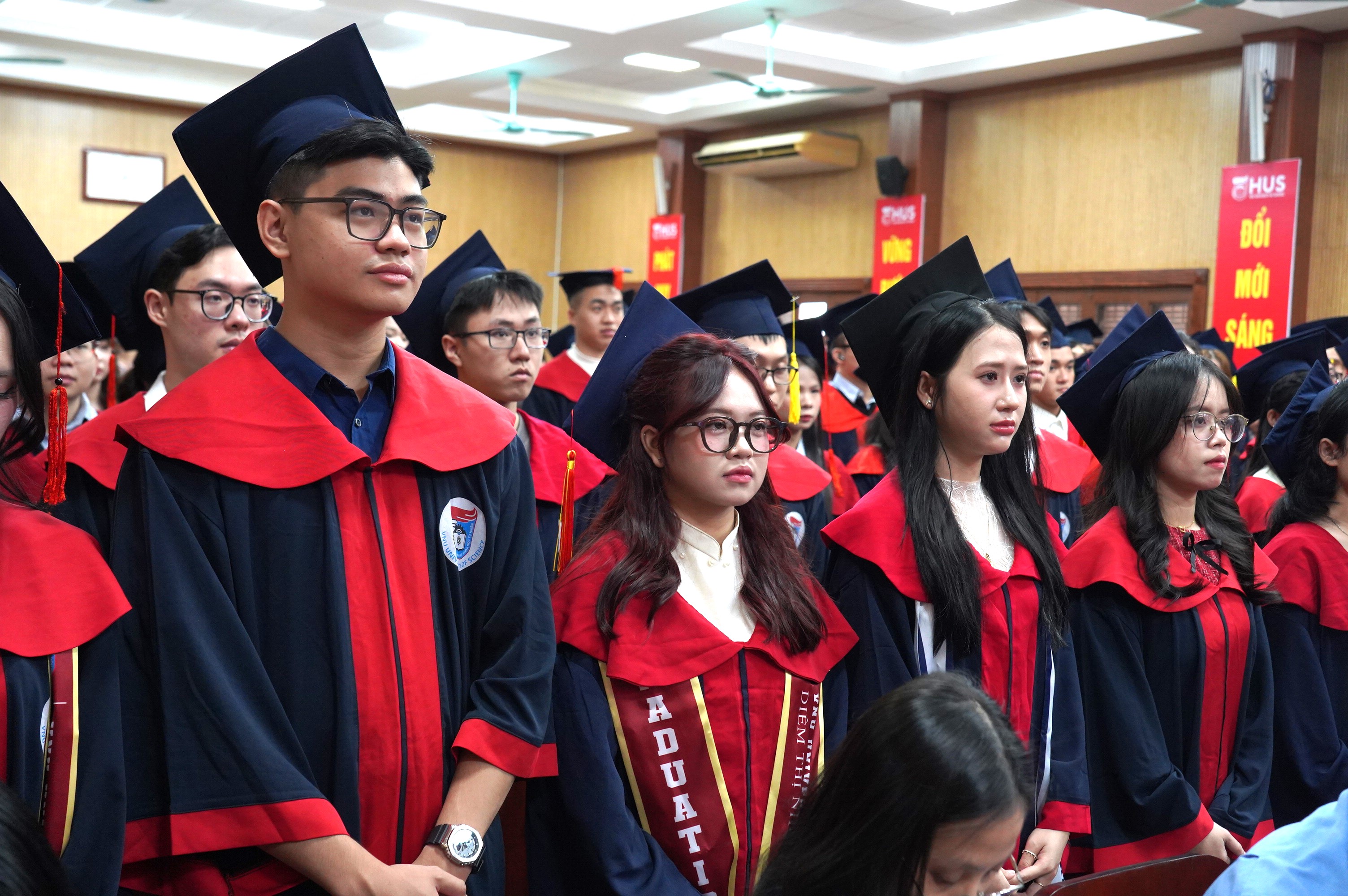 Trường Đại học Khoa học Tự nhiên trao bằng cử nhân cho sinh viên hệ đại học chính quy tốt nghiệp đợt 3 năm 2025