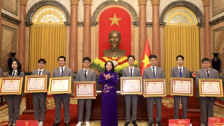 Học sinh Trường THPT Chuyên Khoa học Tự nhiên và sinh viên Trường Đại học Khoa học Tự nhiên nhận Huân chương Lao động và Bằng khen của Thủ tướng Chính phủ 