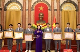 Học sinh Trường THPT Chuyên Khoa học Tự nhiên và sinh viên Trường Đại học Khoa học Tự nhiên nhận Huân chương Lao động và Bằng khen của Thủ tướng Chính phủ 