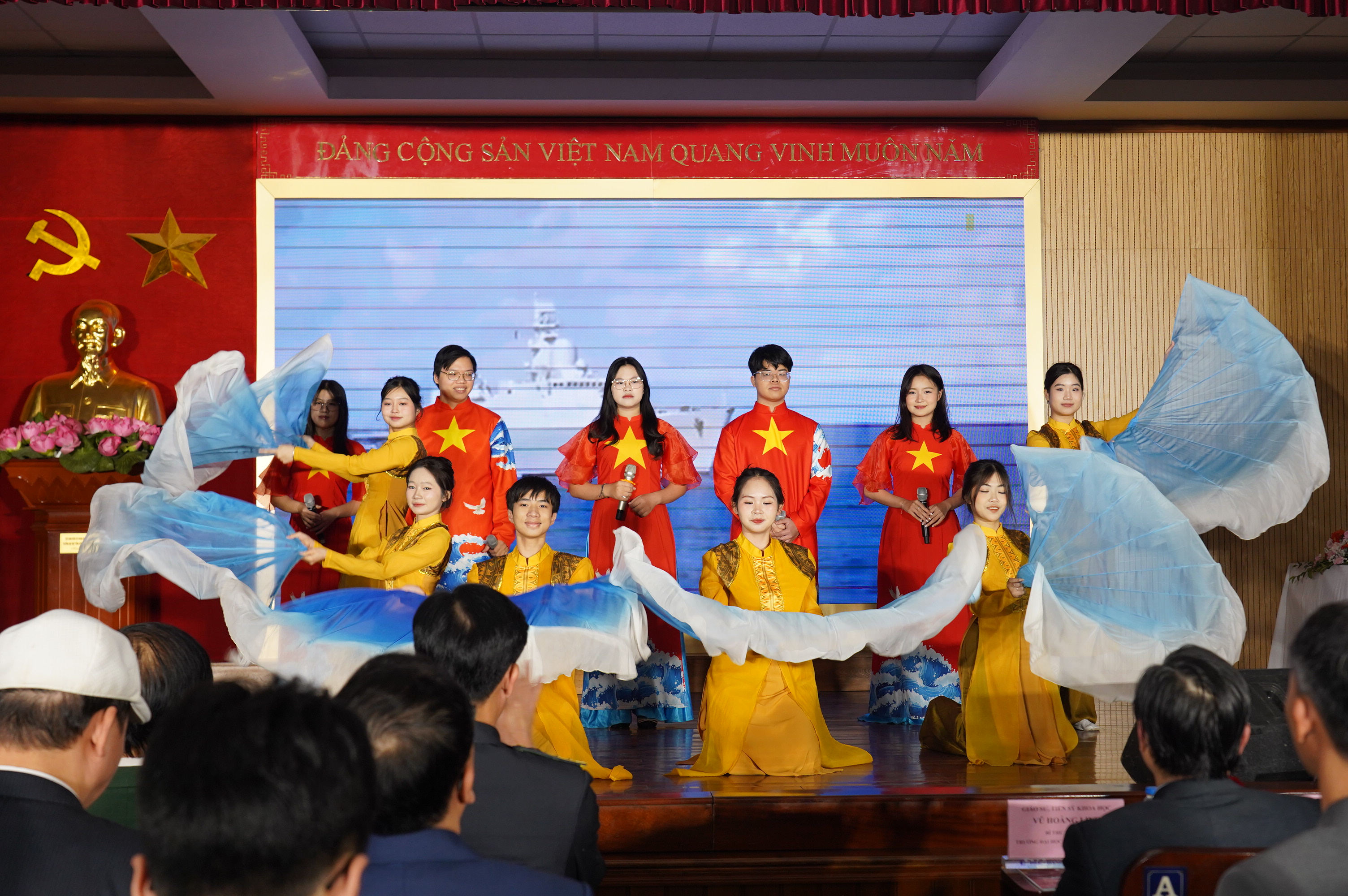 Sinh viên Trường Đại học Khoa học Tự nhiên với tình yêu biển đảo thiêng liêng của Tổ quốc