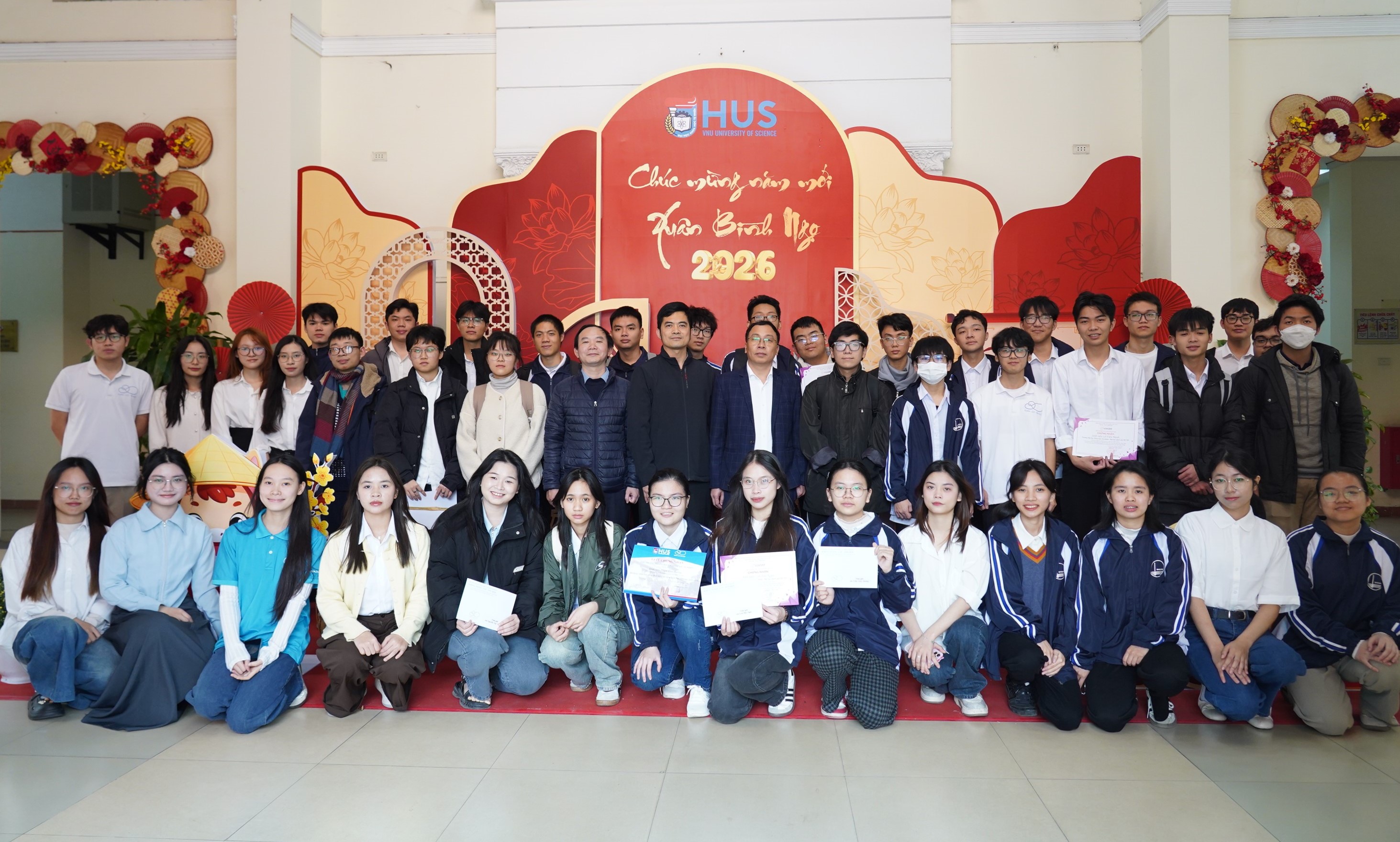 Trường Đại học Khoa học Tự nhiên trao học bổng và quà Tết cho sinh viên, học viên khoa Toán – Cơ – Tin học