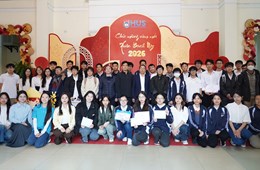 Trường Đại học Khoa học Tự nhiên trao học bổng và quà Tết cho sinh viên, học viên khoa Toán – Cơ – Tin học