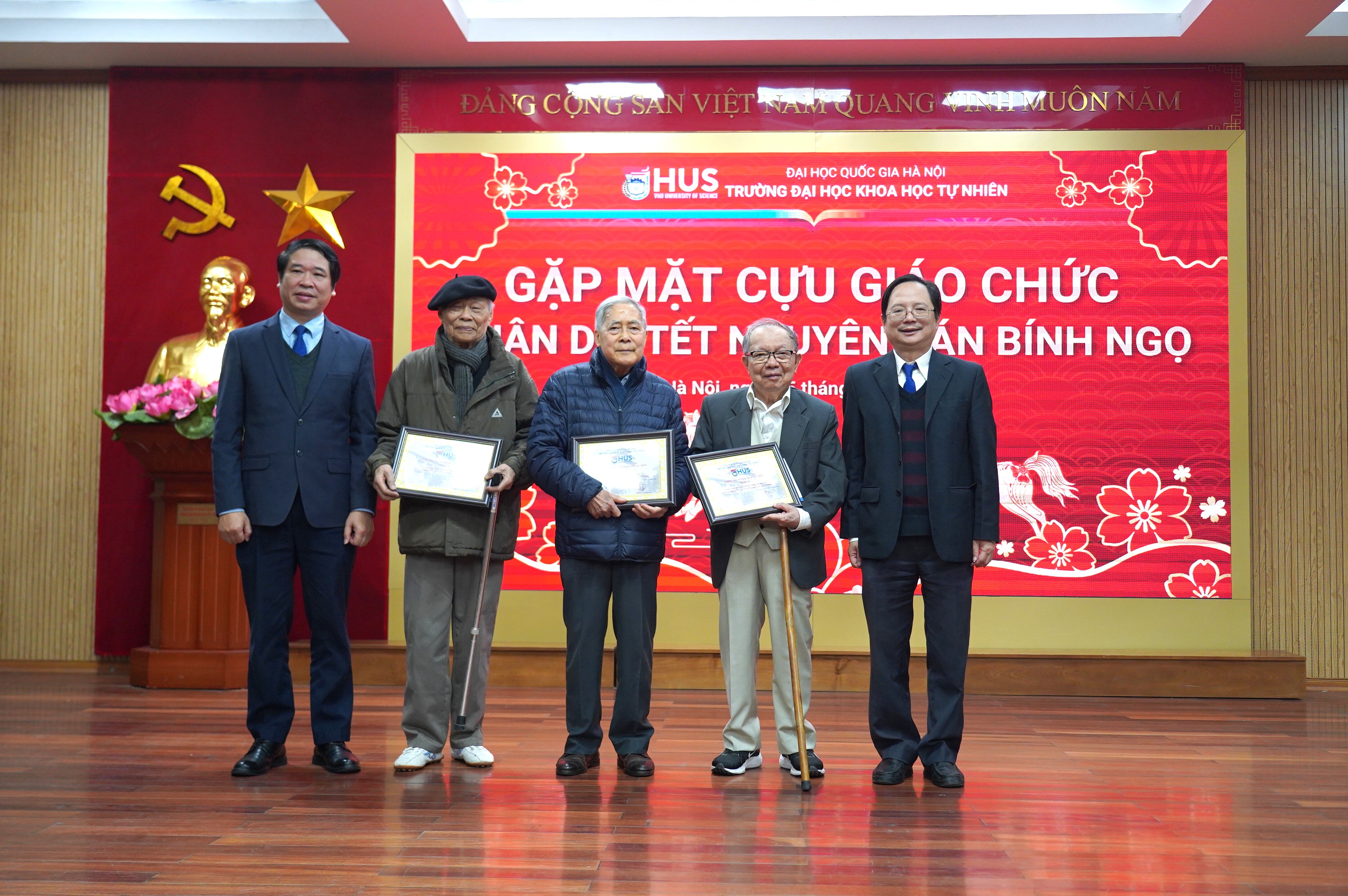 Trường Đại học Khoa học Tự nhiên gặp mặt cựu giáo chức nhân dịp Tết Nguyên Đán Bính Ngọ 2026