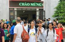 Hàng nghìn thí sinh dự thi vào lớp 10 THPT Chuyên Khoa học Tự nhiên năm 2018 