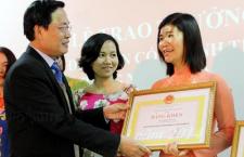Vinh danh nữ cán bộ có thành tích NCKH xuất sắc.