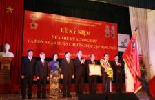 Trường THPT Chuyên Khoa học Tự nhiên kỷ niệm Nửa thế kỷ A0 Tổng hợp và đón nhận Huân chương Độc lập hạng nhì.